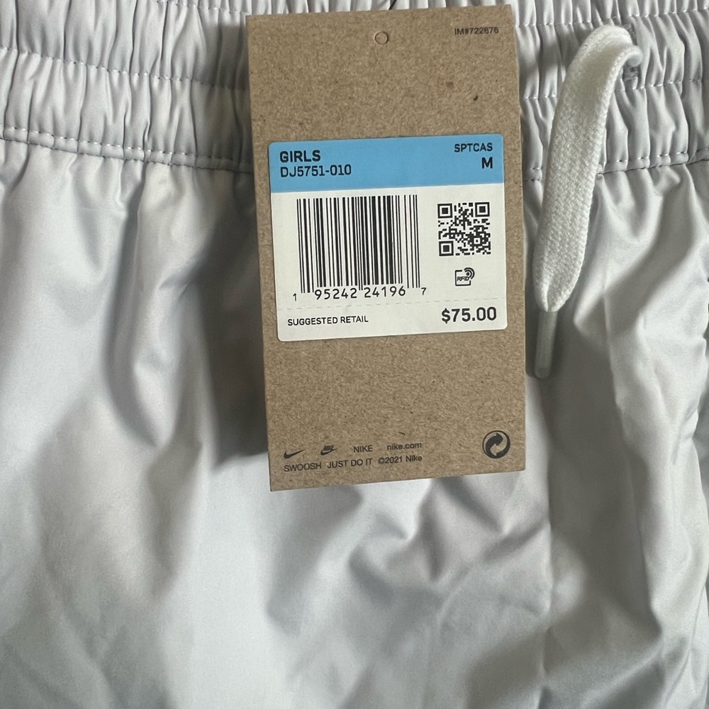 Brand NEW! Nike Two-Tone Black and White Skirt - Picture 4 of 10